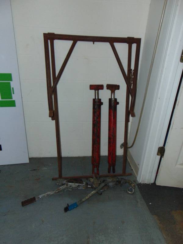 lot 10777 image: 2 Hydraulic Push Arms, 2 Come a longs, and Stand