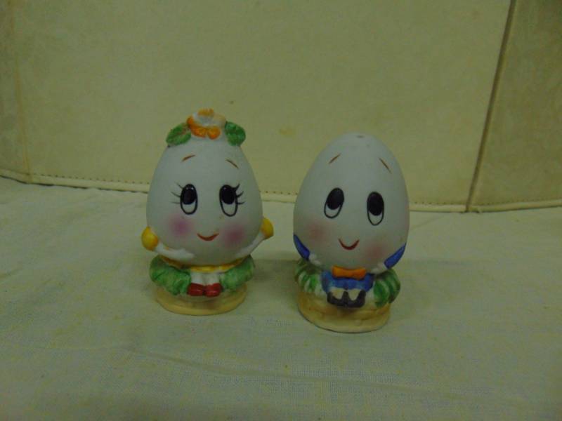lot 10806 image: humpty dumpty salt and pepper shakers