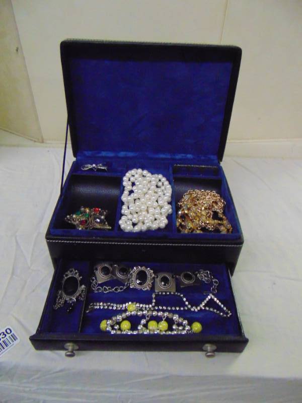 lot 10830 image: jewelry box, jewelry included