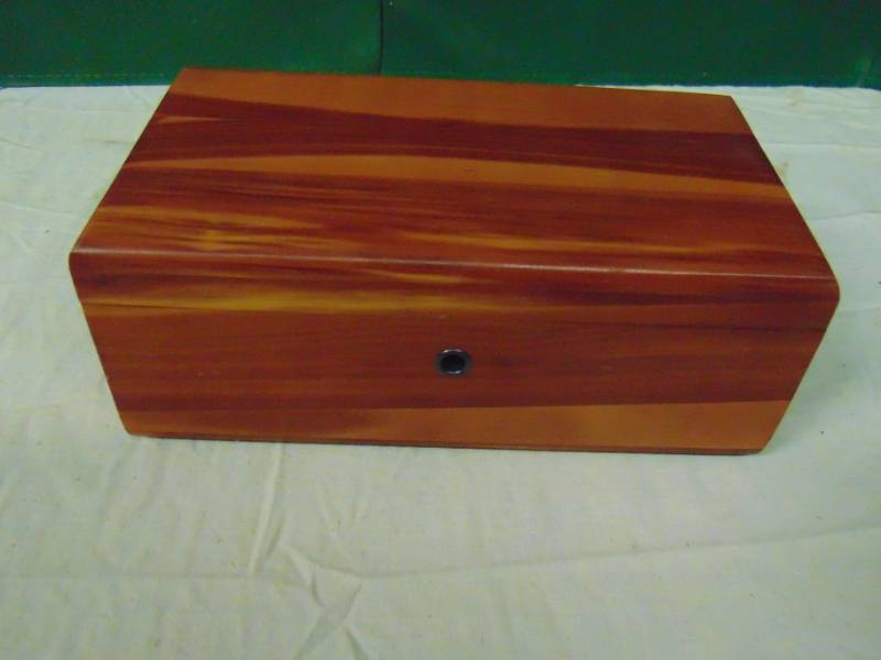 lot 10831 image: Lane jewelry box with key, jewelry included