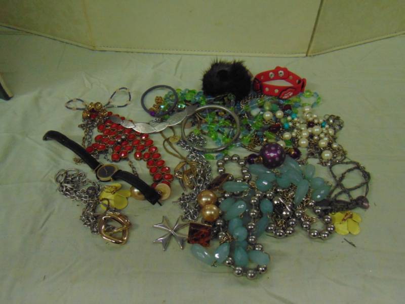 lot 10833 image: Lot of unsorted jewelry