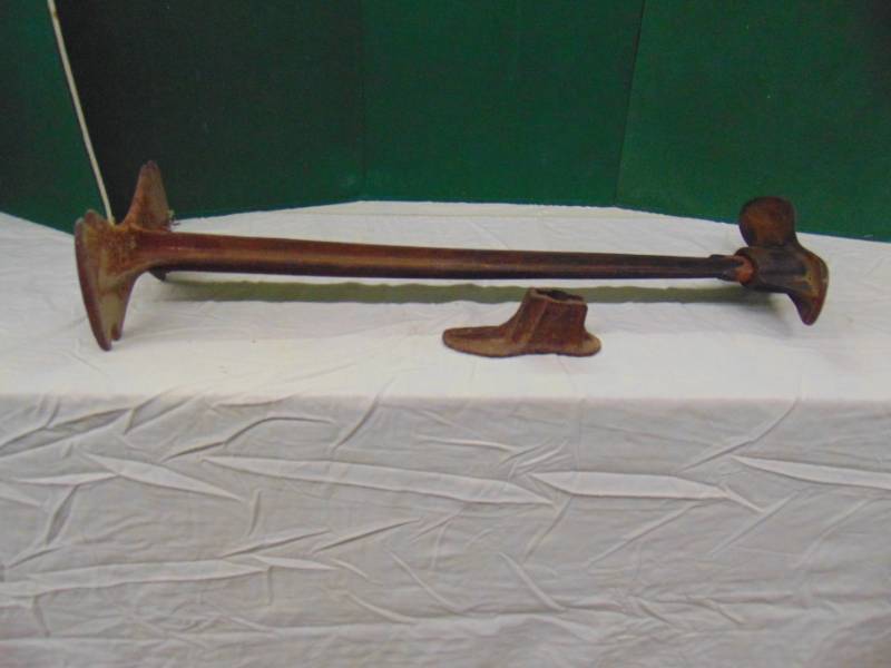 lot 10839 image: Antique Cobblers Feet