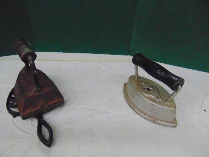 lot 10843 image: 7lb Antique Iron with holder, Antique Iron with detachable handle