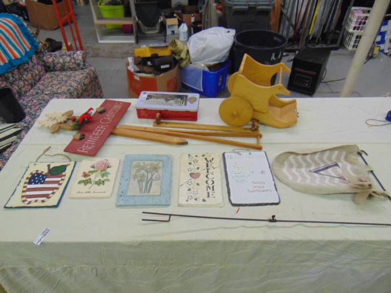 lot 10849 image: Large Lot of Home Decor