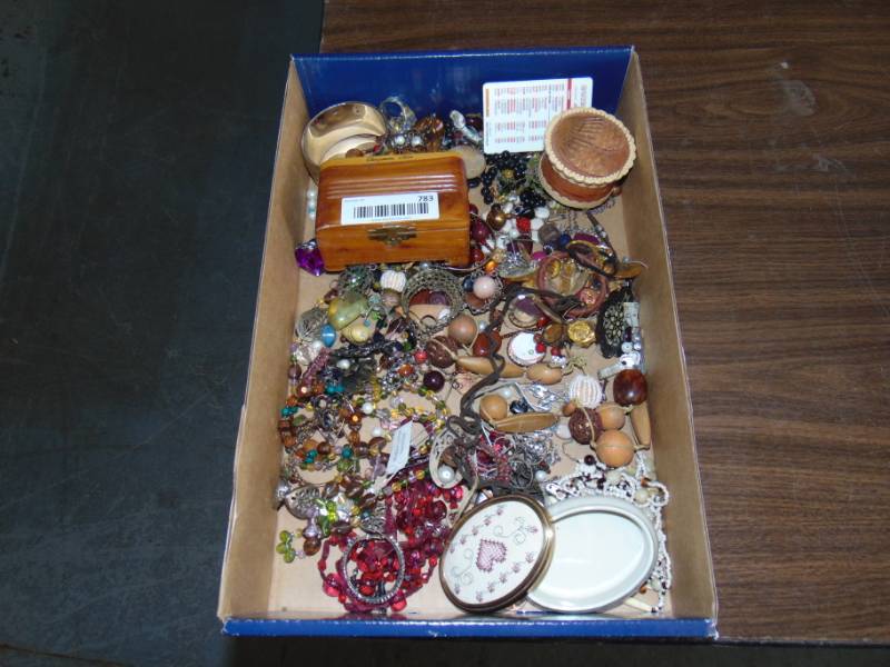 lot 10860 image: Lot of unsorted jewelry