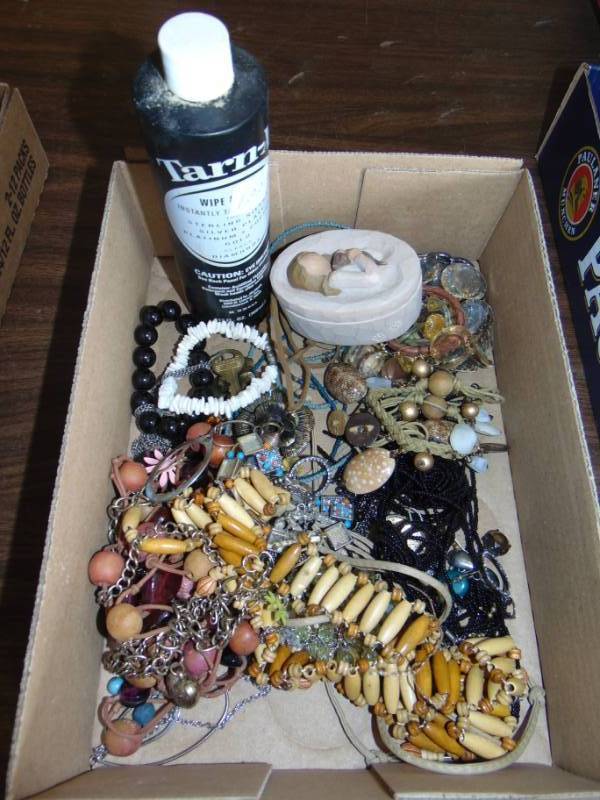 lot 10861 image: Lot of unsorted jewelry