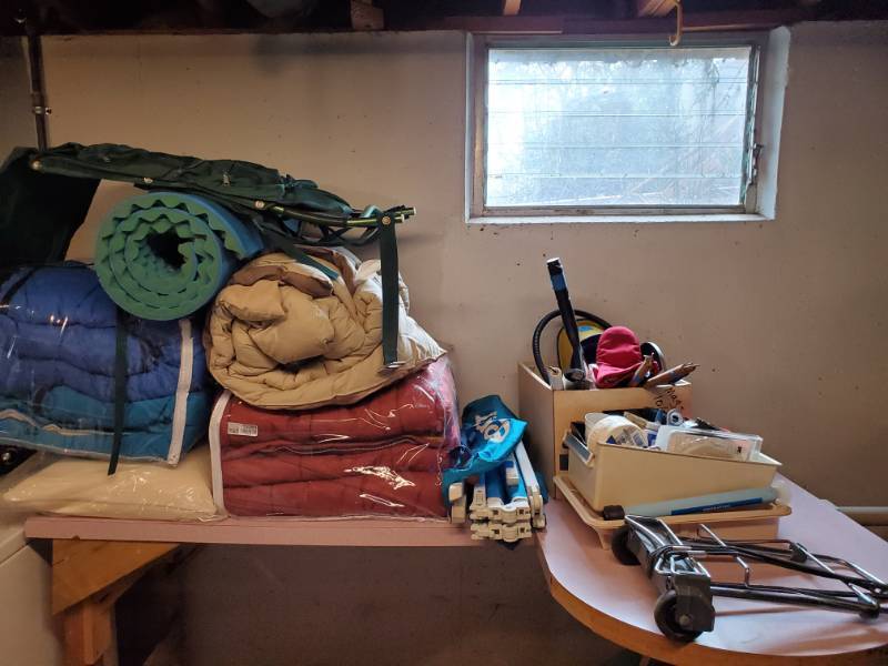 lot 13285 image: Comforters Blankets and Misc Household Maintenance Items
