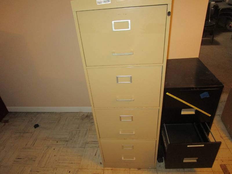 lot 13236 image: Two Metal Filing Cabinets - One 4 Drawer and One 2 Drawer