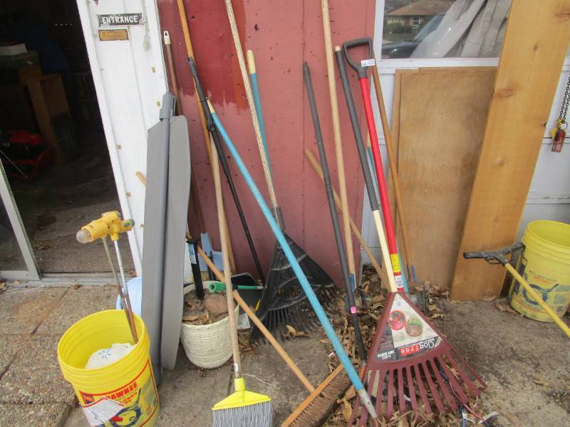 lot 13281 image: Misc Yard and Cleanup Tools