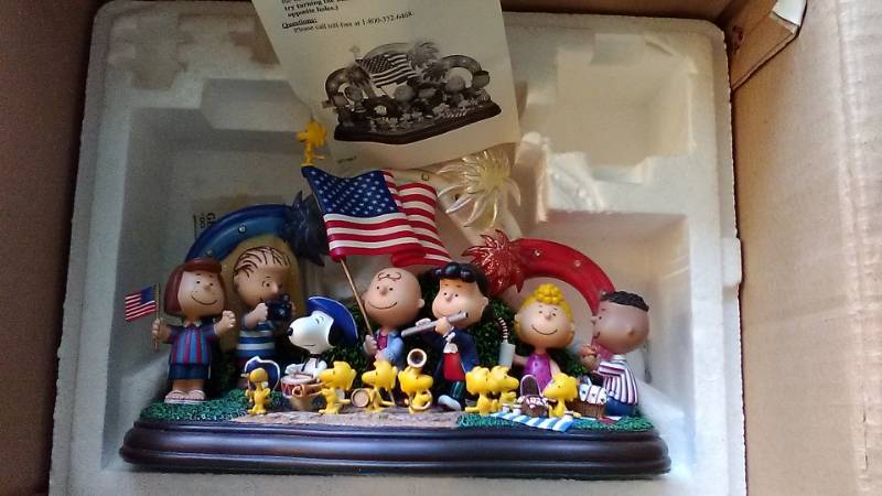 lot 13297 image: Danbury Mint, Charlie Brown, Snoopy Yankee Doodle Dandy