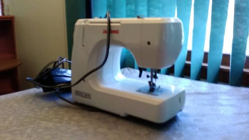 lot 13306 image: Janome Model 3125 Sewing Machine