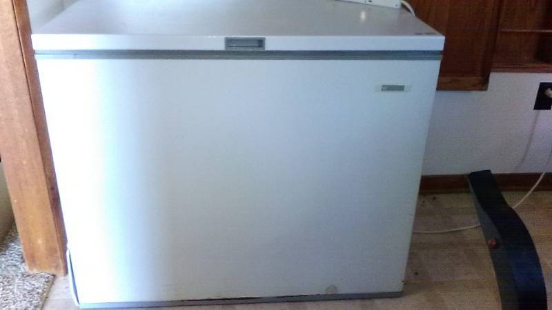 lot 13225 image: Westinghouse Chest Deep Freezer. Model WFC09M2AW0
