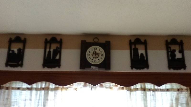 lot 13336 image: Vintage Kitchen Clock and Dcor