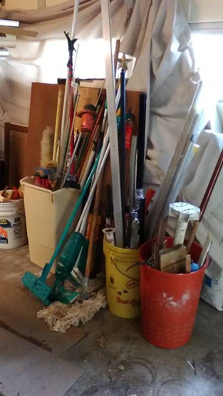 lot 13277 image: Lot of Misc Cleaning Utensils