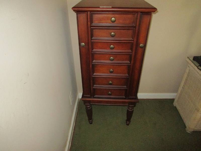 lot 13363 image: Floor Standing Jewelry Cabinet