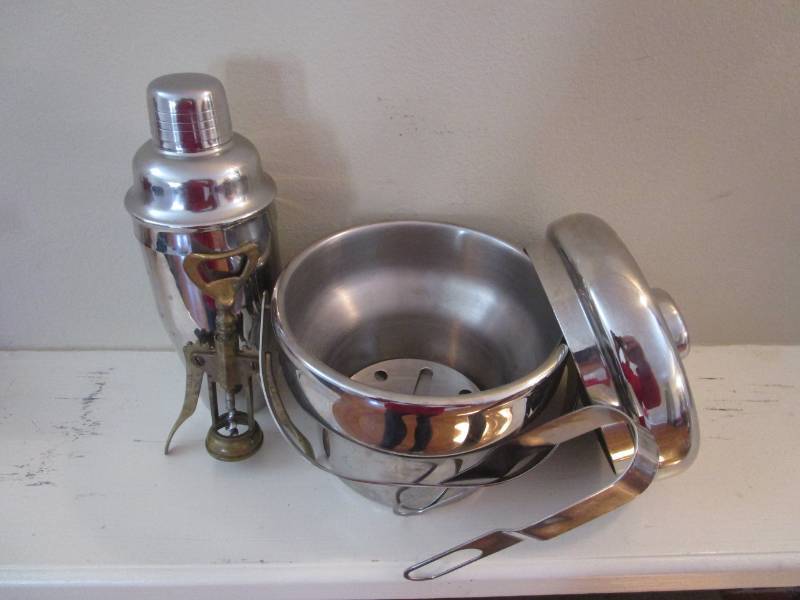 lot 13392 image: Martini Shaker and Ice Bucket SS