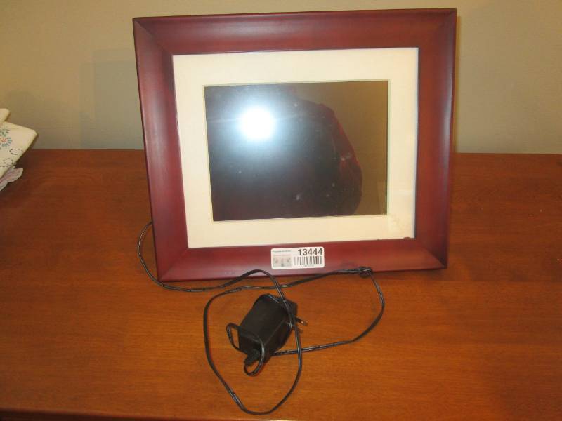 lot 13444 image: Wood Framed Digital Photo Viewer