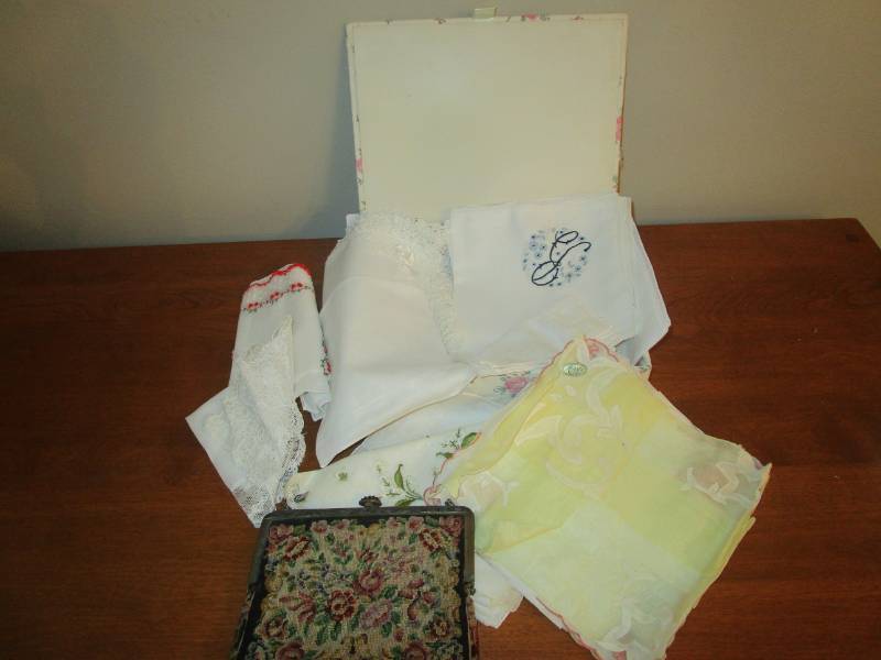 lot 13448 image: Linens and Tapestry Purse
