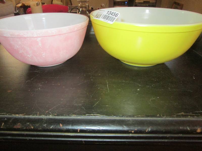 lot 13456 image: Pink & Yellow Pyrex type Nesting Bowls