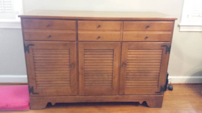 lot 13365 image: Ethan Allen by Baumritter Sideboard Cabinet