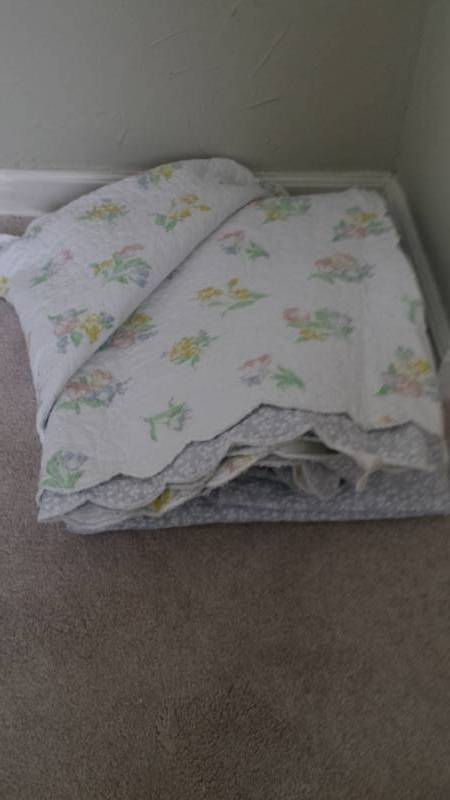 lot 13463 image: Quilted Bedspread