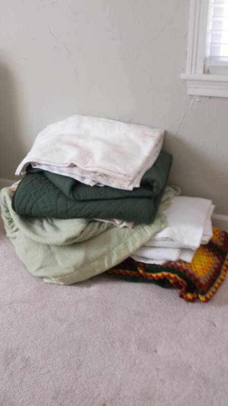 lot 13469 image: Blankets and Bed Linens Lot