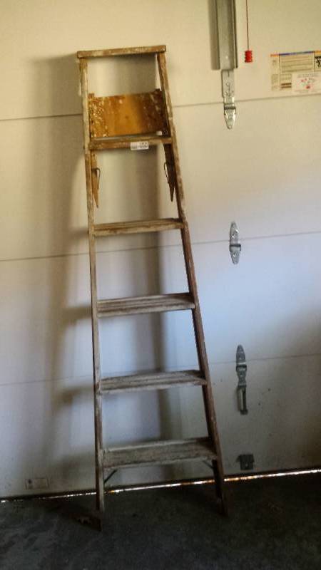 lot 13490 image: Wood Step Ladder