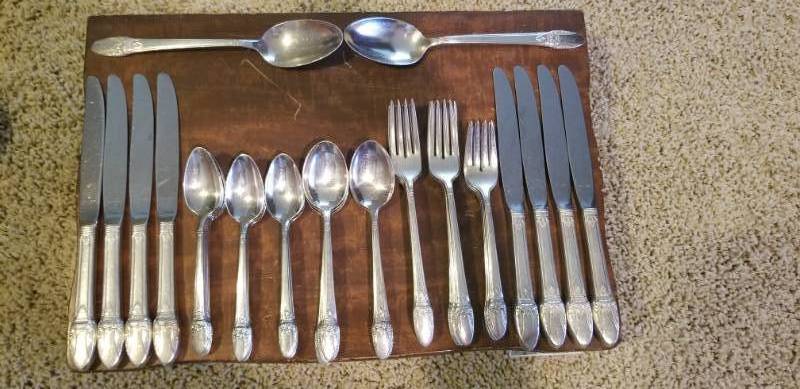 lot 40200 image: 1847 Rogers Bros. Flatware Set First Love 43 Pieces