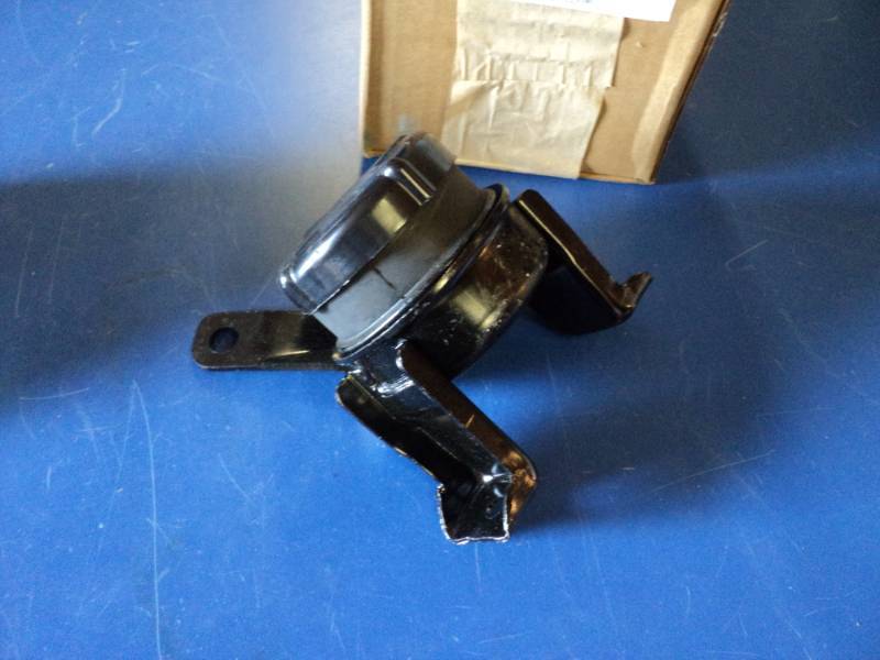 lot 7215 image: (1) Car Quest Motor mount FRT 9432, for Toyota Rav 4 2001-2003