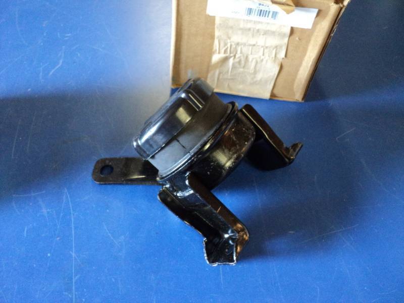 lot 7216 image: (1) Car Quest Motor mount FRT 9432, for Toyota Rav 4 2001-2003