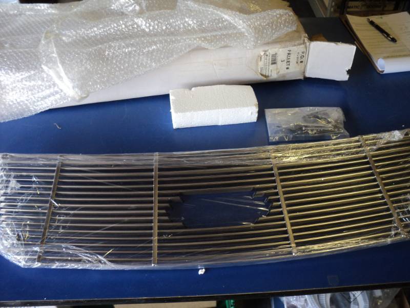 lot 7278 image: Stainless Steel Billet Ford Expedition w logo cut out 2003-2006