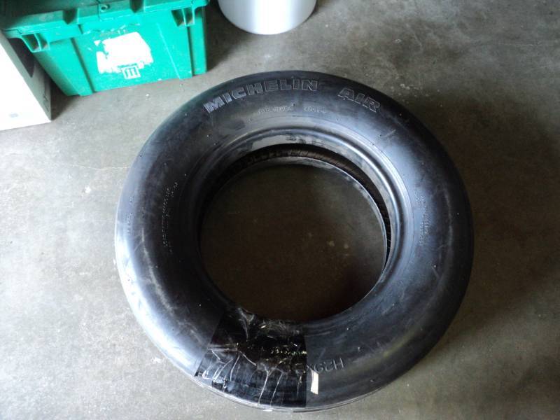 lot 7321 image: Michelin Air Plane Tire H29 x 9.0, Tubeless TSO-C62