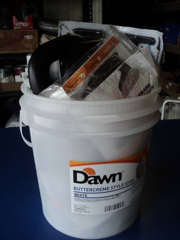 lot 7324 image: 33 lbs hardware in a 5 gallon bucket