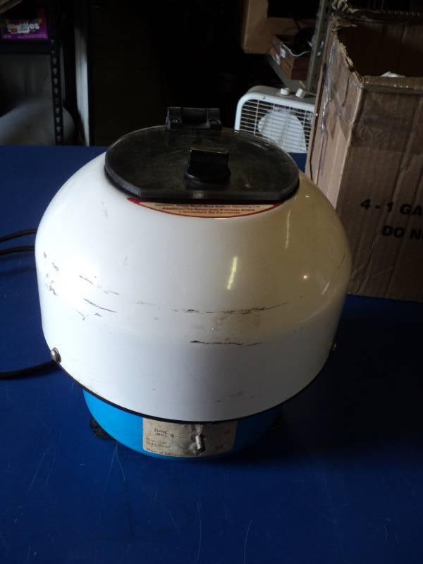 lot 7338 image: Life Spin 6T Model 613E, 115 volts 60 Hz 1.0 Amps, powers on, spins