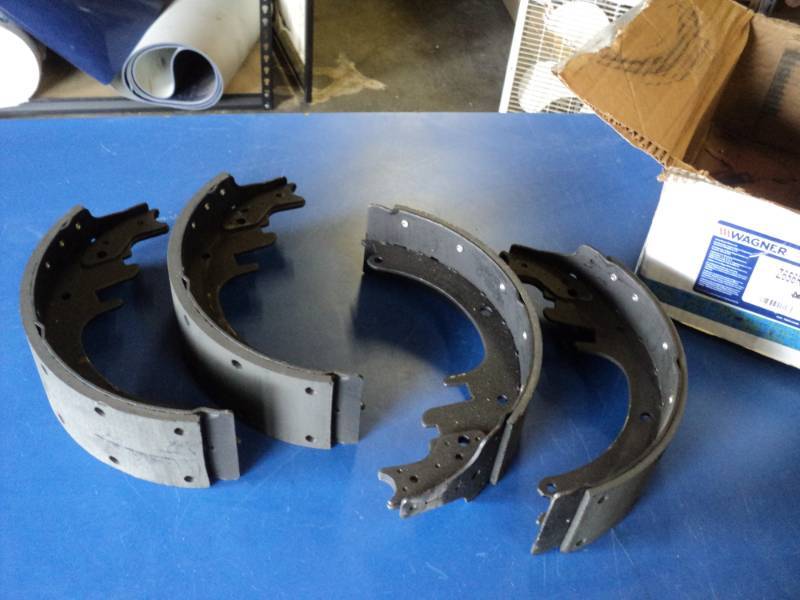 lot 7365 image: (1) box Wagner brake Shoes Z656R, 4 pieces for Dodge 1994-1996, Chevy Express 1996-2002, GMC CK 1988-2000, GMC 1992-1996, GMC G 1992-1996, GMC P 1992-1999, Chevy P 1992-1999, Suburban 1996-2002