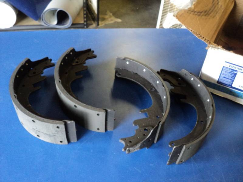 lot 7366 image: (1) box Wagner brake Shoes Z656R, 4 pieces for Dodge 1994-1996, Chevy Express 1996-2002, GMC CK 1988-2000, GMC 1992-1996, GMC G 1992-1996, GMC P 1992-1999, Chevy P 1992-1999, Suburban 1996-2002