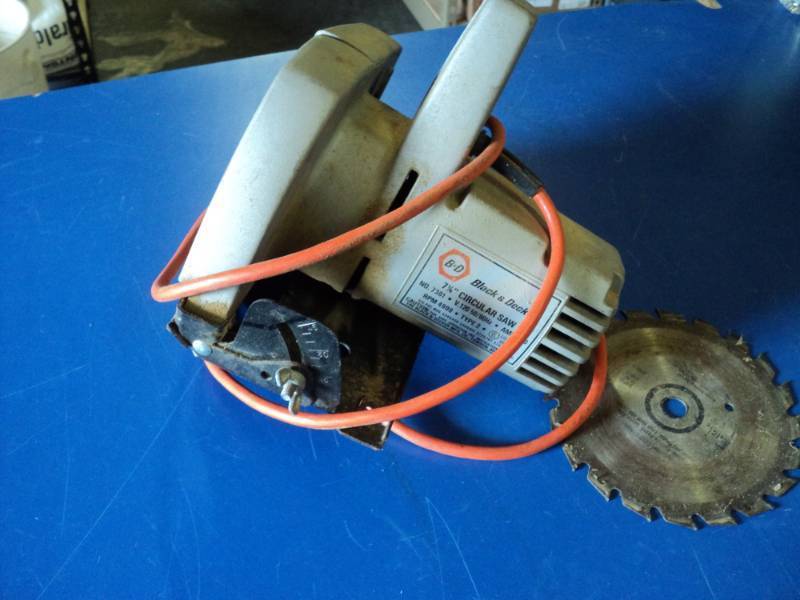 lot 6656 image: Black & Decker 7-14 Circular Saw No. 7301 RPM 4900 V.120 5060 Hz, 9.0 Amps, used, powers on