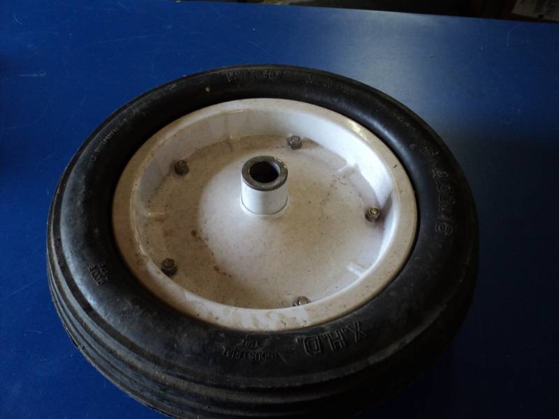 lot 6662 image: Midco XHD Industrial Tire 4.00 x 16