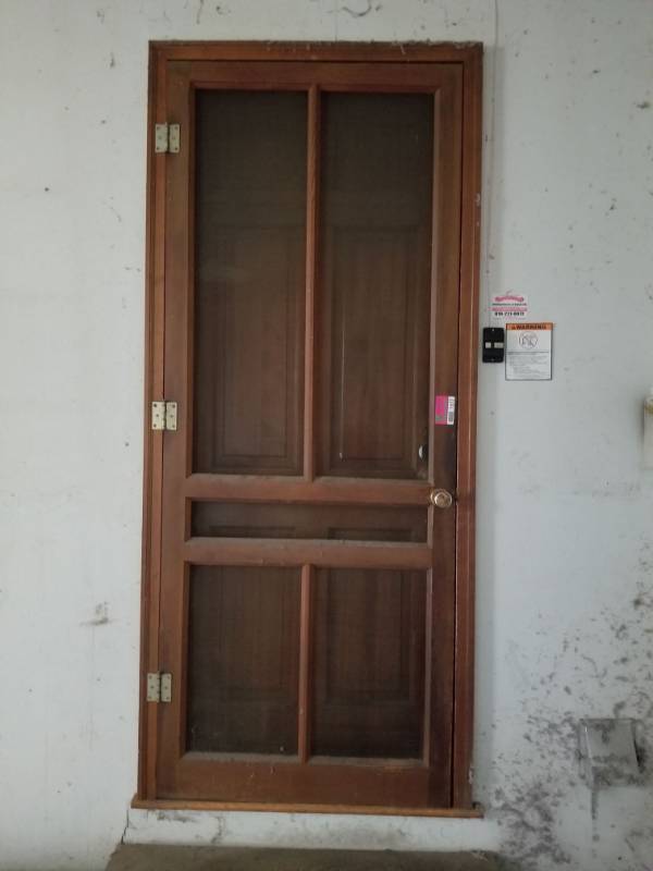 lot 1612 image: Screen Door