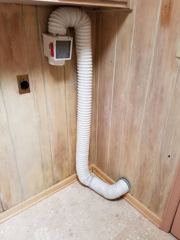 lot 1618 image: Dryer Hose