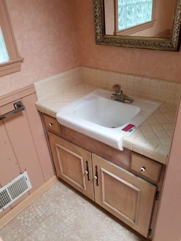 lot 1619 image: Contents of Bathroom