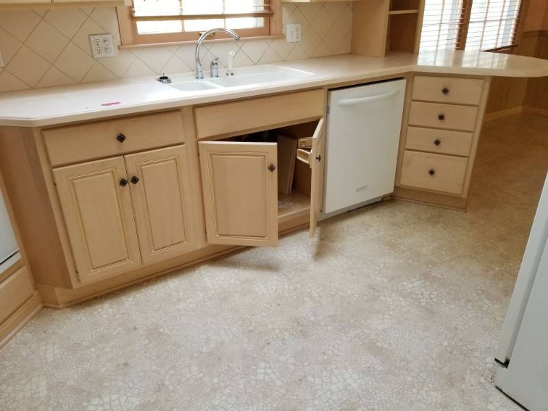 lot 1625 image: Kitchen Cabinets With Sink and Oven Cabinet