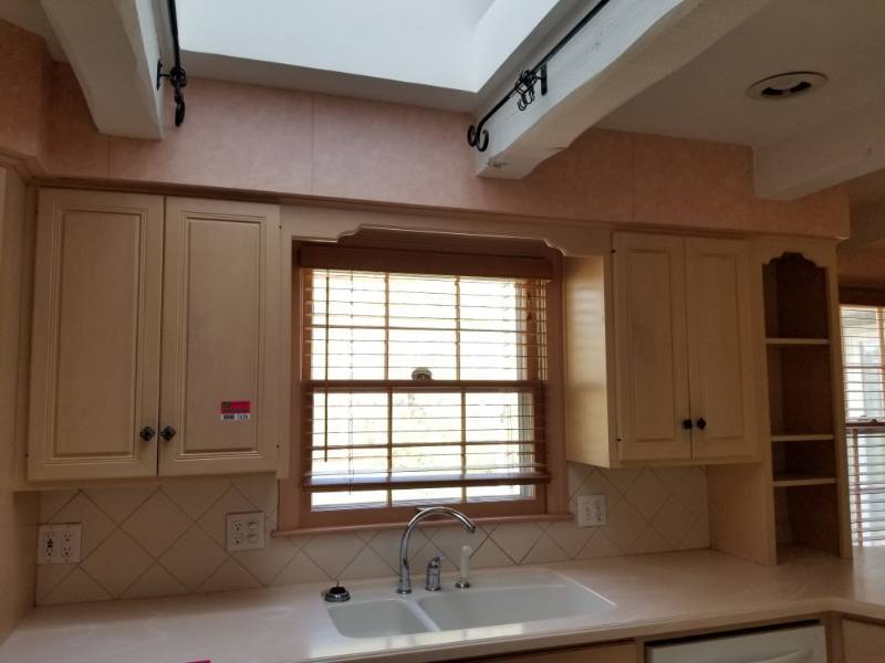 lot 1626 image: Upper Kitchen Cabinets