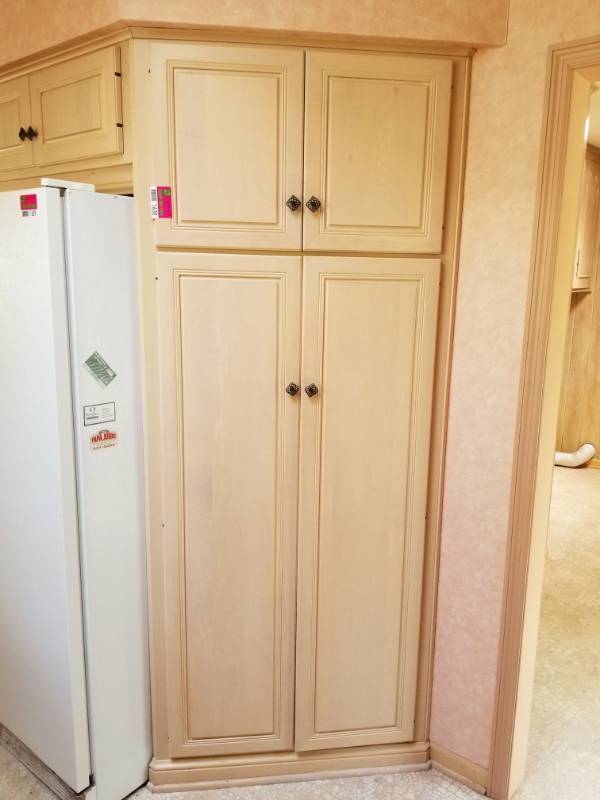 lot 1630 image: Pantry Unit