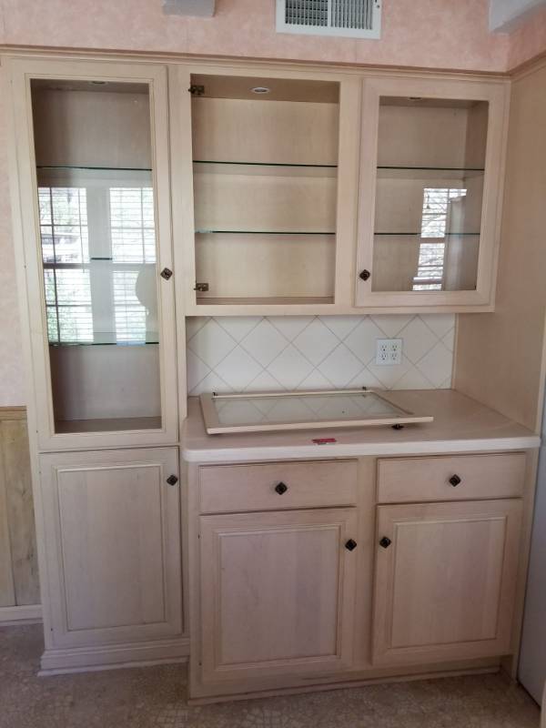 lot 1631 image: Kitchen Cabinets with Glass Doors