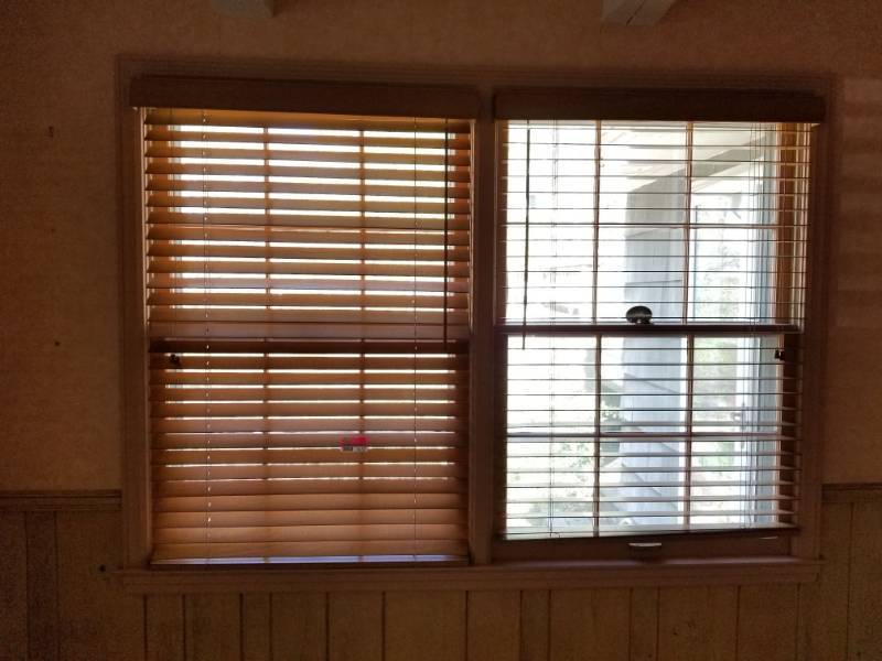 lot 1632 image: 3 Wood Blinds In Kitchen