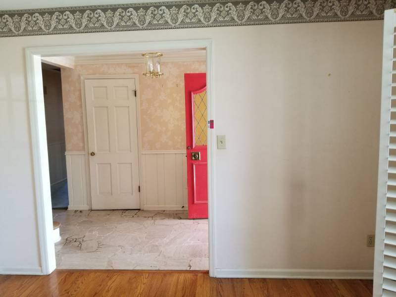 lot 1653 image: Wood Trim of Entire Room
