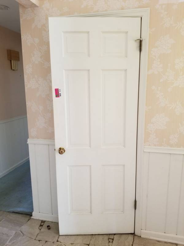 lot 1656 image: Closet Door and Shelves