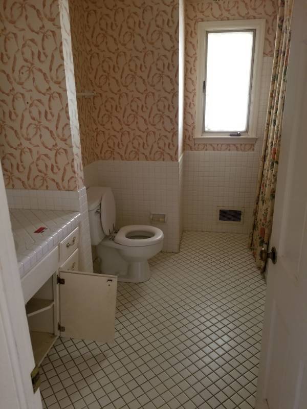 lot 1659 image: Bathroom Vanity, Toilet, Tub, Door and Window