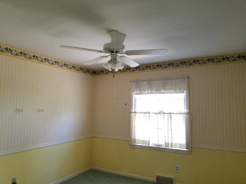 lot 1660 image: Ceiling Fan, Closet Doors, Shelving, Bedroom Door, Window